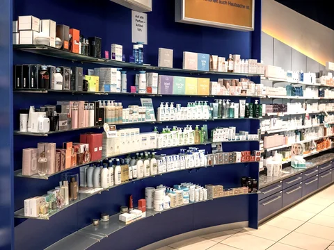 Moderner Verkaufsraum der Reuss-Apotheke mit blauer Wand