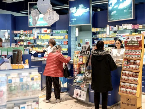 Beratungssituation und Kundenbereich in der Apotheke