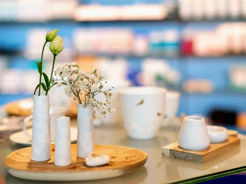 Dekorativer Beratungstisch mit Blumen und Vasen