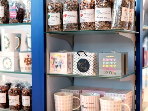 Kräutertees und Geschenkartikel in den Verkaufsregalen