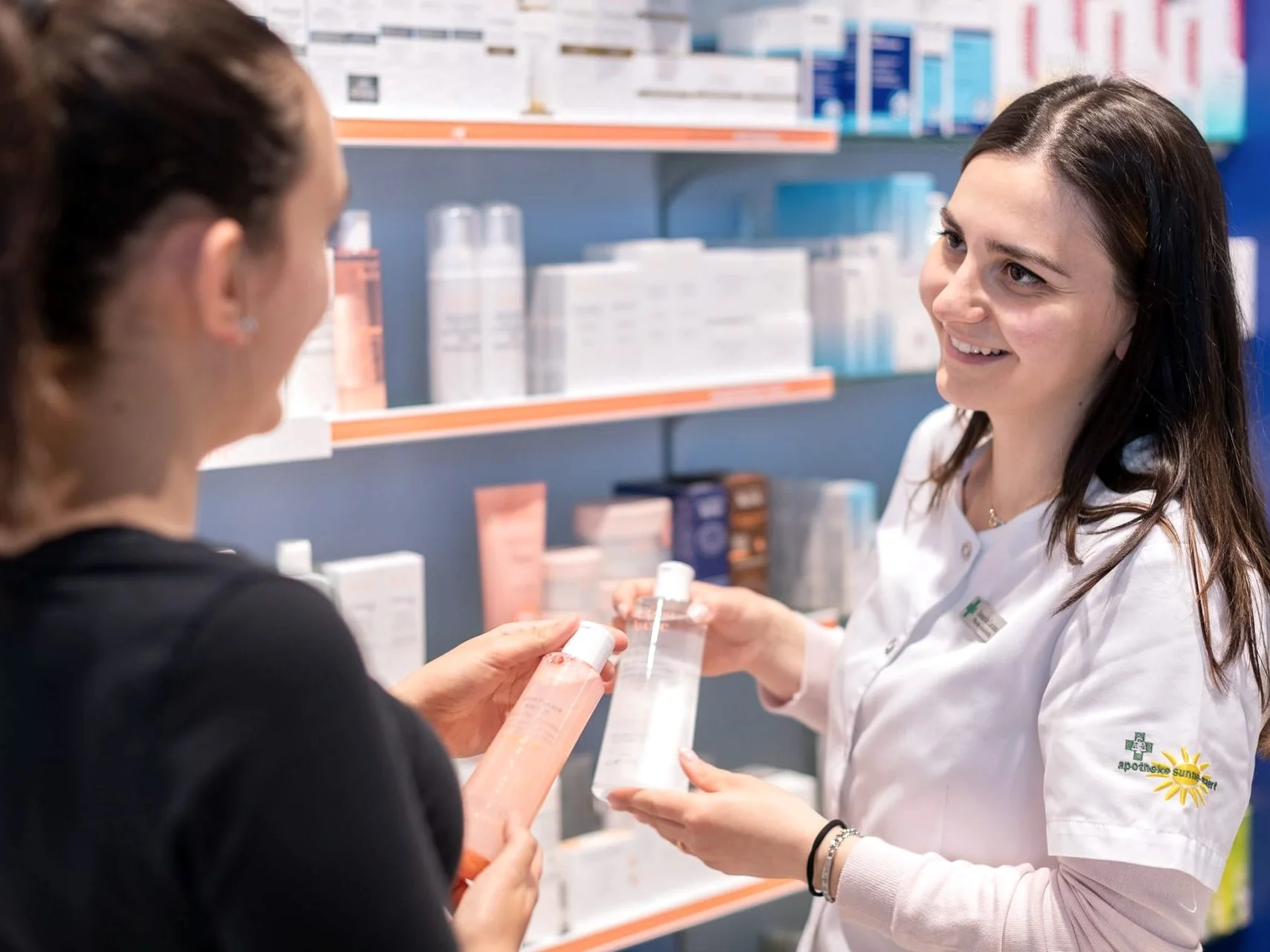 Apothekerin berät eine Kundin im persönlichen Gespräch