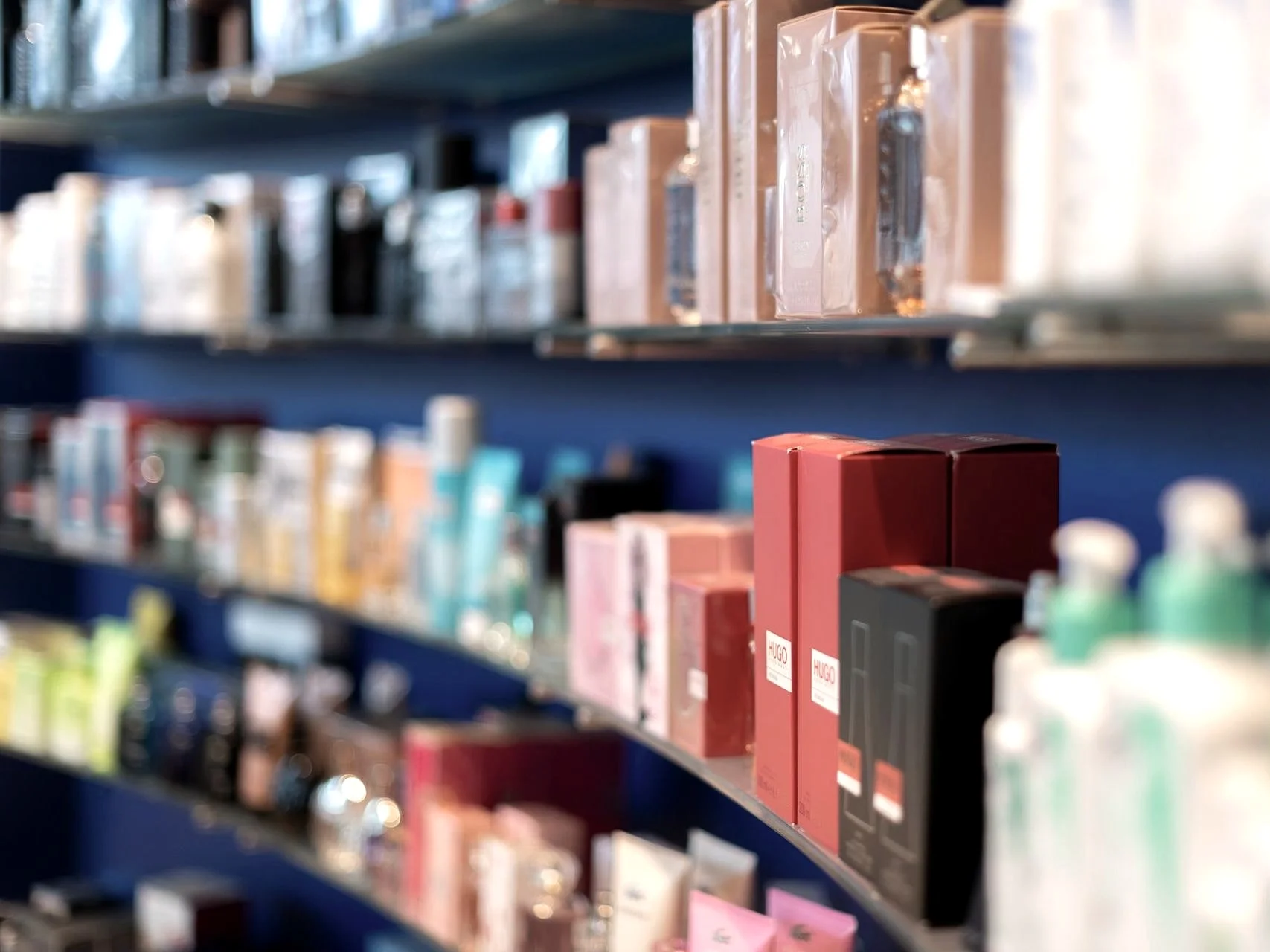 Kosmetik- und Pflegeprodukte in den Verkaufsregalen der Reuss-Apotheke