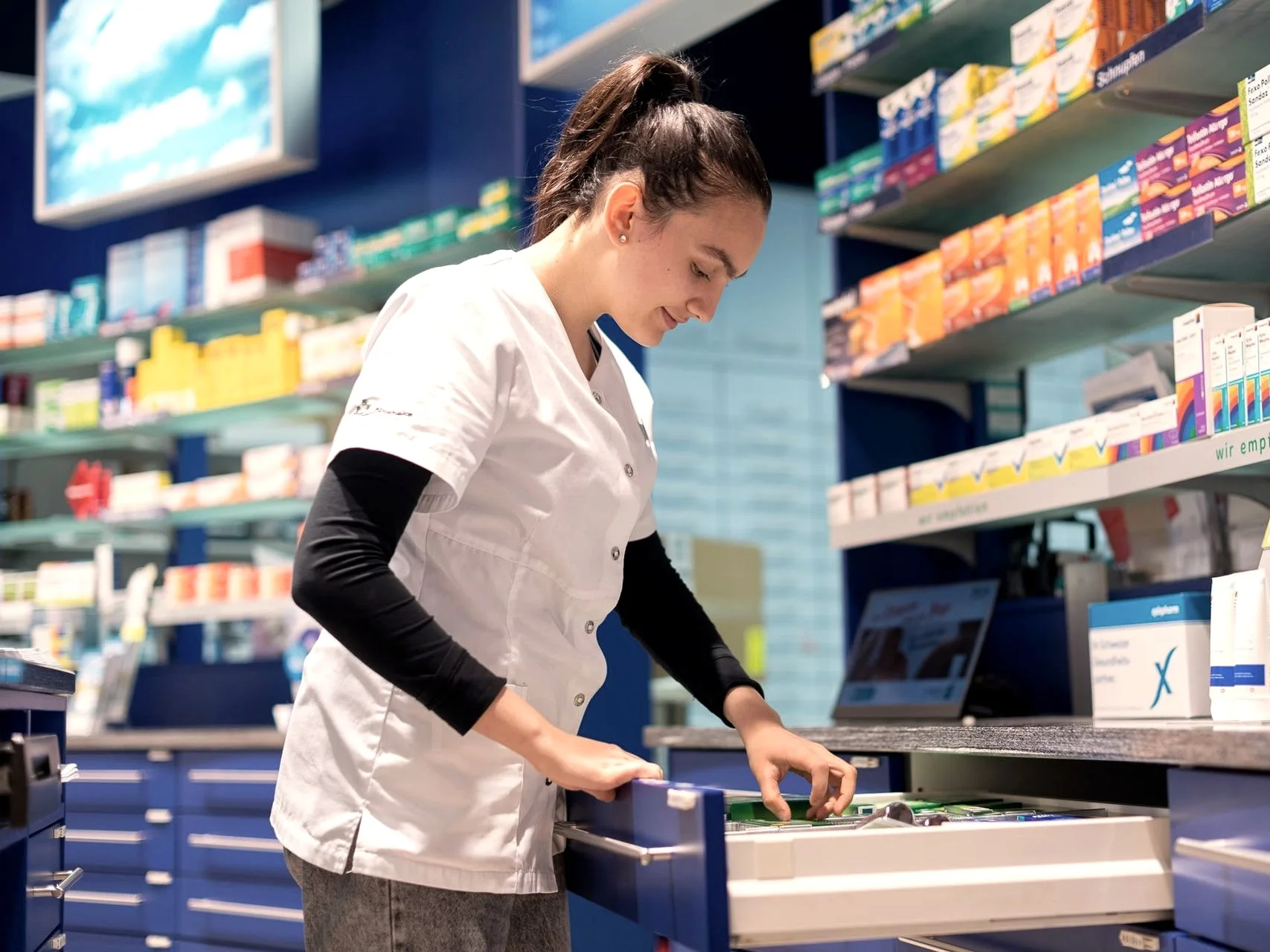 Apothekenmitarbeiterin bei der Zusammenstellung von Medikamenten